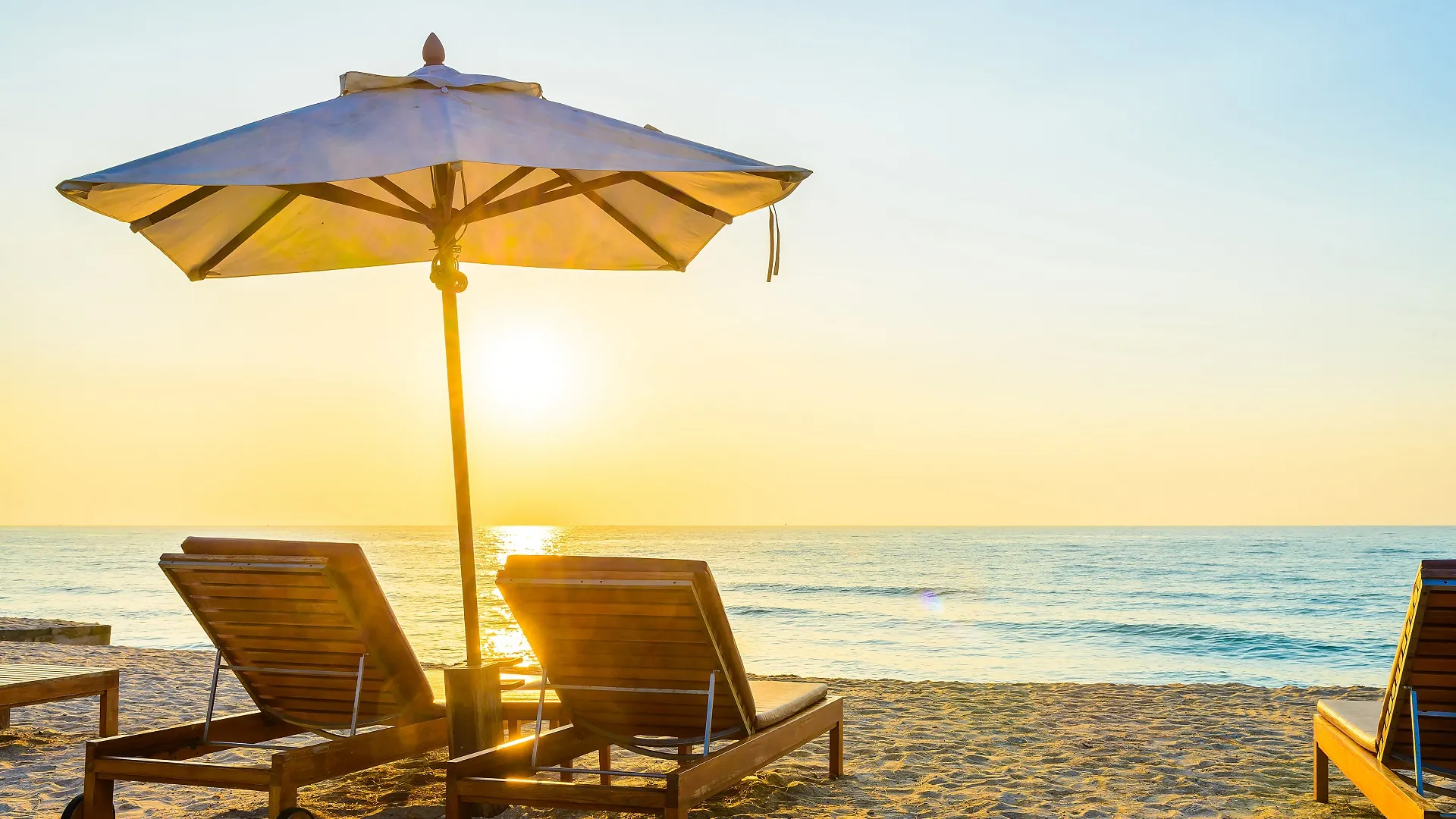 Strandbed met ondergaande zon