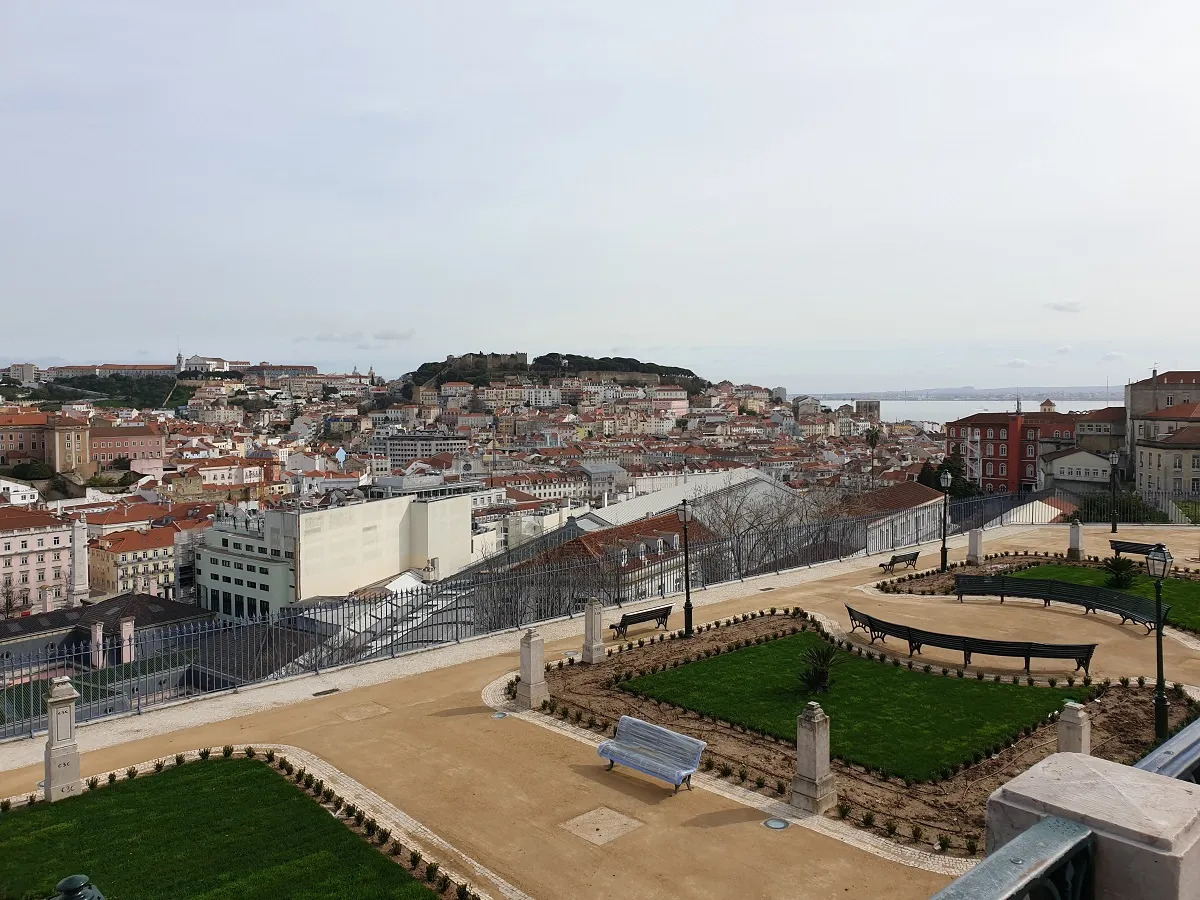 Vanaf één van de zeven heuvels heb je een mooi uitzicht over de stad Lissabon en de rivier de Taag