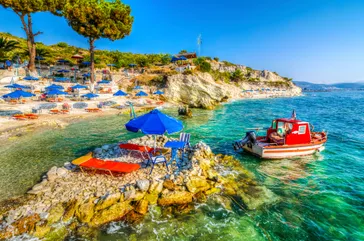 Strand en bootje bij Papa Beach, Samos, Griekenland