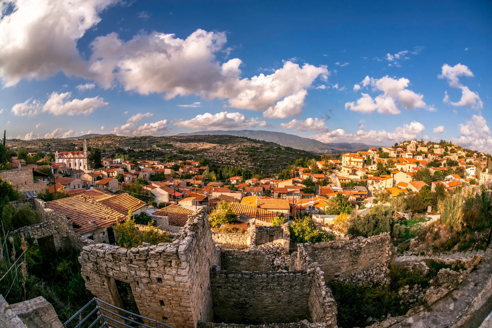 Zicht op bergdorp Lofou aan de voet van het Troodos gebergte op Cyprus