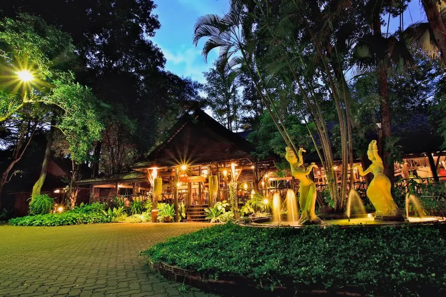 AndOlives-Thailand-Lampang-Riverlodge-outdoor