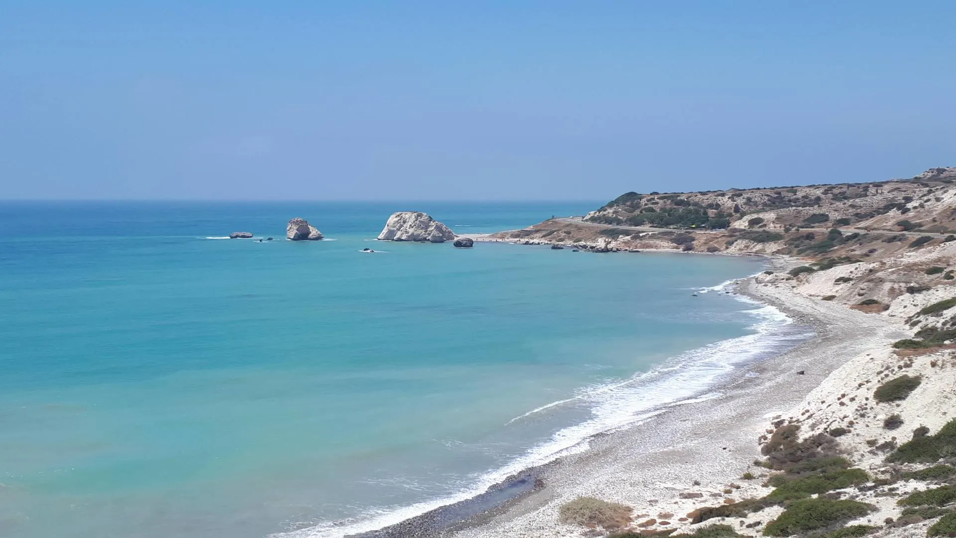 Aphrodite's Rock, mooie blauwe zee, heuvels, Cyprus, westkust overig