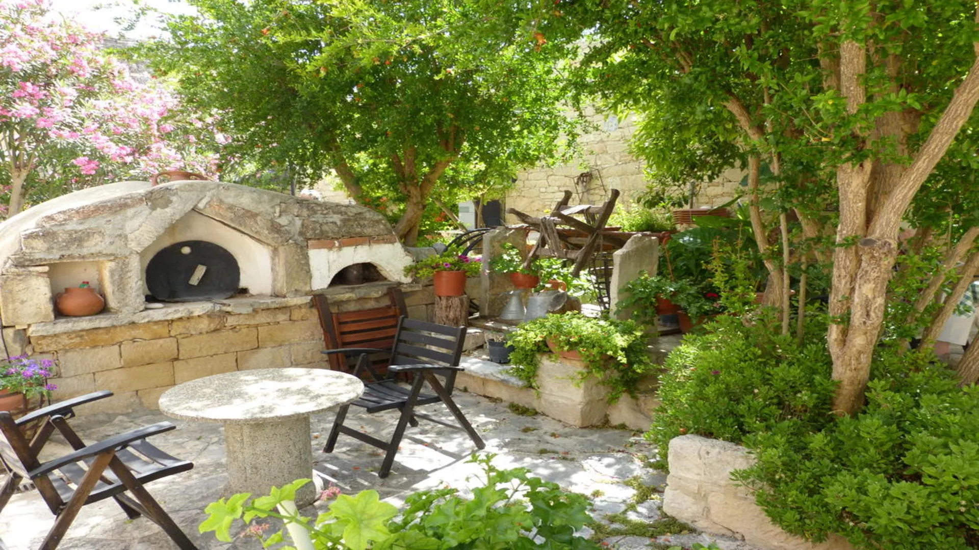 Terras bij studio's Nicolas & Maria's, Anogyra, Cyprus