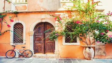 Griekenland Kreta Couleur locale huis met oude deur, fiets en bougainville