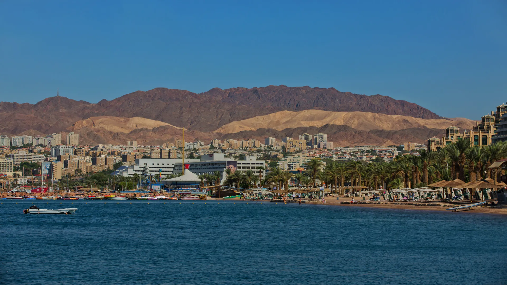 Uitzicht op Eilat met zee op de voorgrond en bergen op de achtergrond, Israël