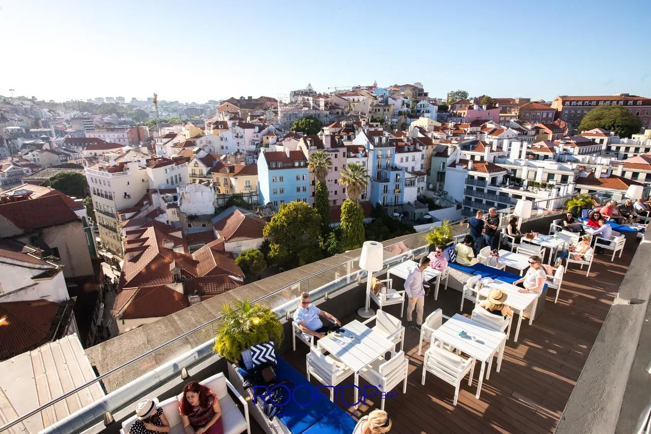 Het terras van het hotel met een prachtig uitzicht over de stad!