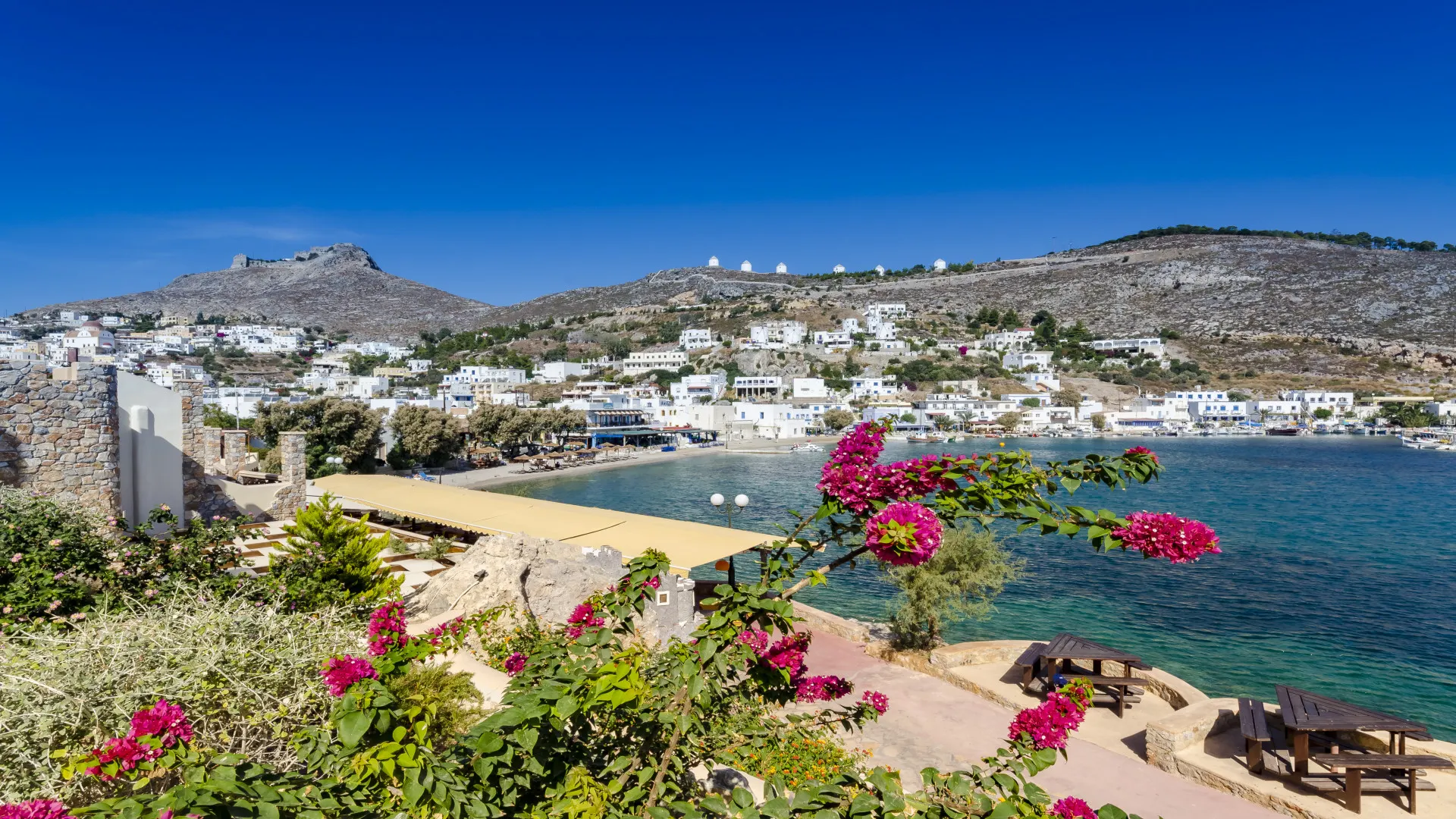 Panteli village met bloemen op de voorgrond, Leros, Griekenland