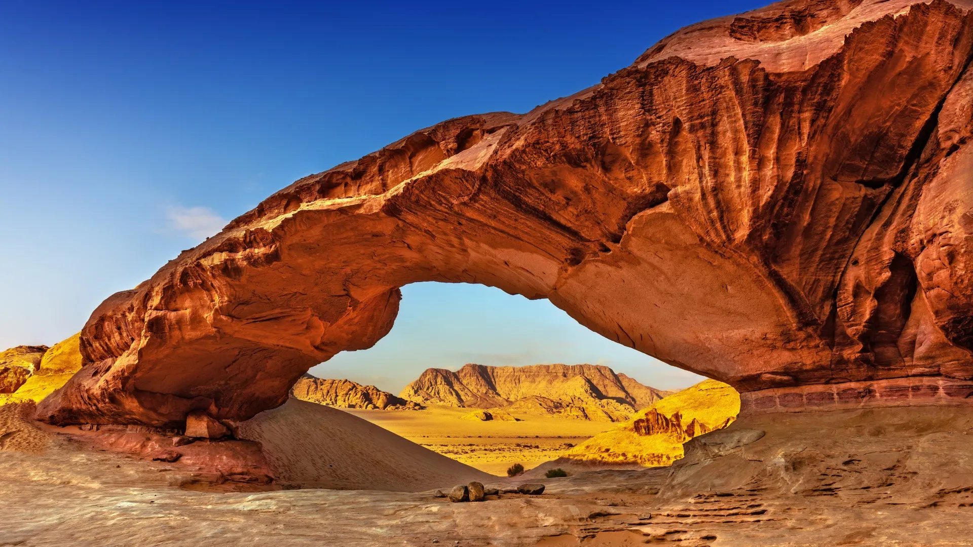 Rotsboog in de woestijn van Wadi Rum, Jordanië