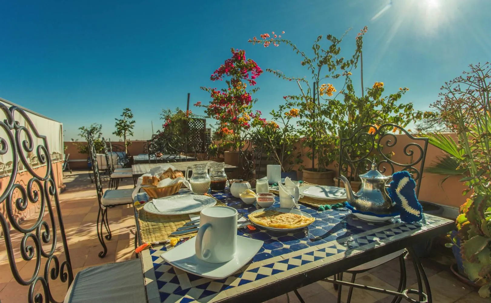 Een heerlijk Marokkaans ontbijt op het dakterras van Monriad