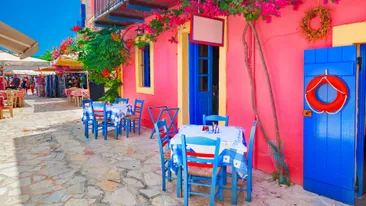 Een kleurrijk terras in Kefalonia, Griekenland