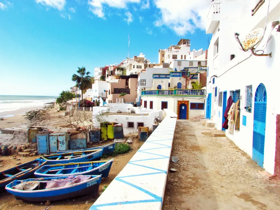 Taghazout, strand en dorpje op de achtergrond, Marokko