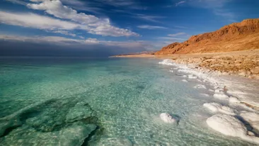 Zoutaanslag en helder water Dode Zee,  Israëll