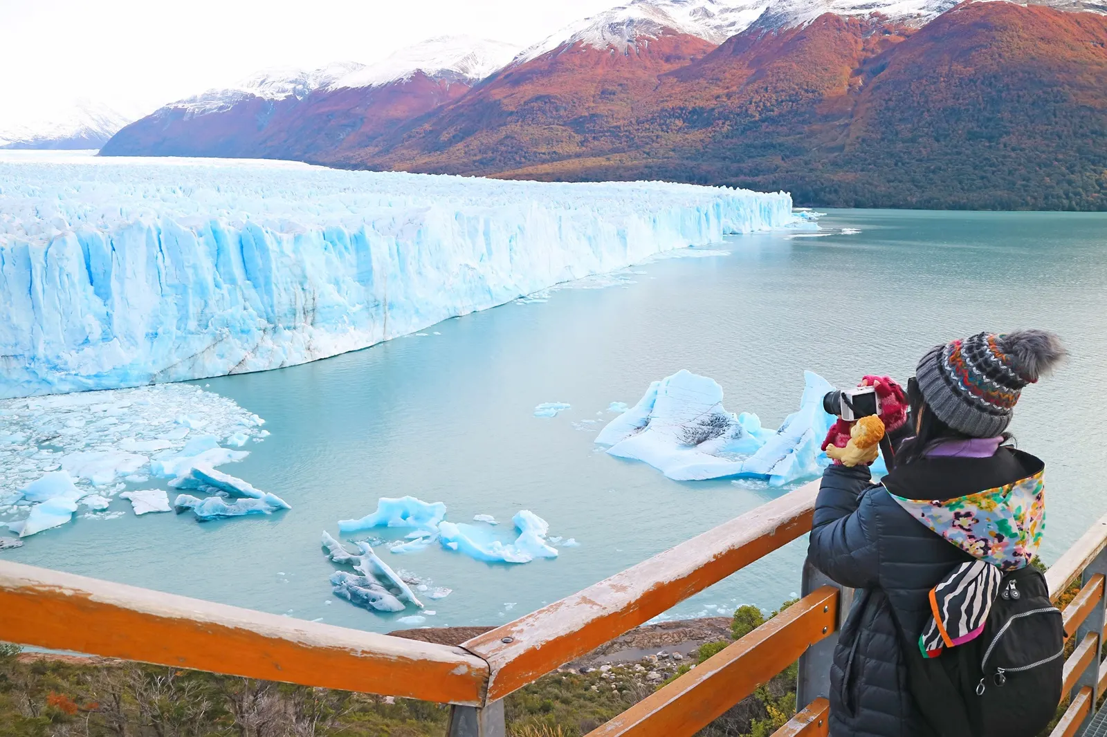 &Olives Argentinie Female Visitor Shooting Photos of Perito Moreno Glacier