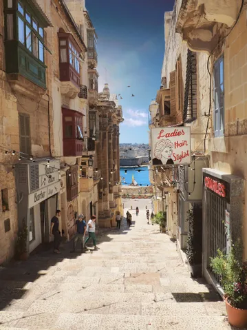 Malta stad bij zee - straatje met uitzicht op zee