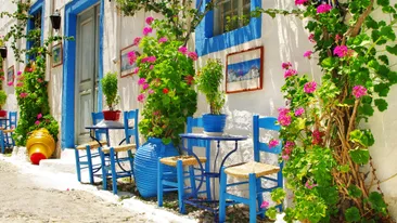 Traditionele Griekenland straat met tavernes
