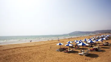 Parasols op het strand bij Agadir, Marokko