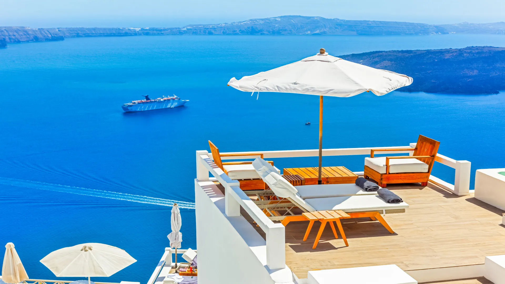 Dakterras met parasol, Santorini, Griekenland