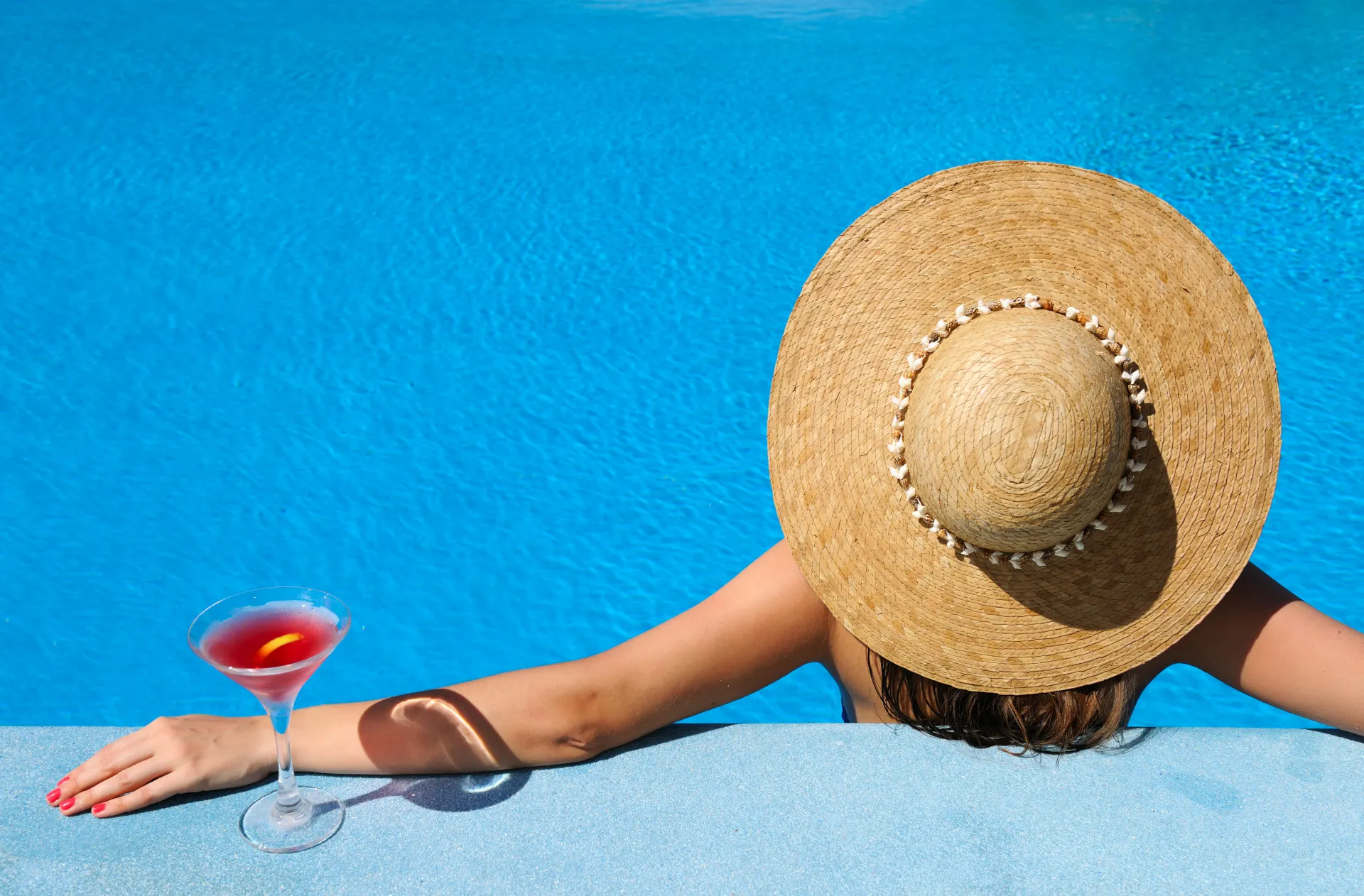 Vrouw aan zwembad luxe all-inclusive