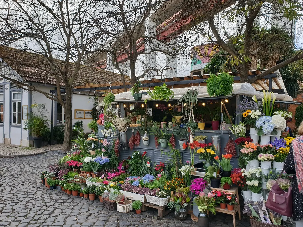 Eén van de leuke winkeltjes in LX-factory, een kraampje met planten en bloemen. 