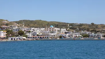 Haven, Lipsi, Griekenland, blauw water, groene heuvel met witte gebouwen