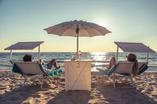 hotel costa brada - gallipoli - puglia - italie -parasols op strand