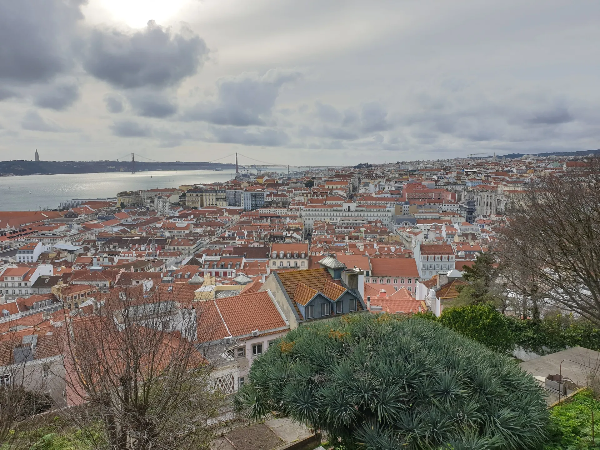 Het prachtige uitzicht vanuit Castelo São Jorge