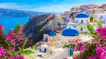 Oia stad met traditionele witte huizen en kerken met blauwe koepels, Santorini, Griekenland