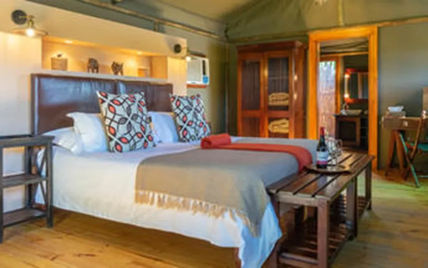 &Olives Travel-Zuid-Afrika-Oudtshoorn-Buffelsdrift game lodge-Luxury tent-bed3