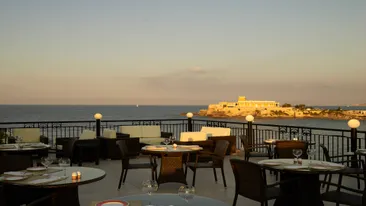 Terras met uitzicht op het fort bij Valletta, Malta