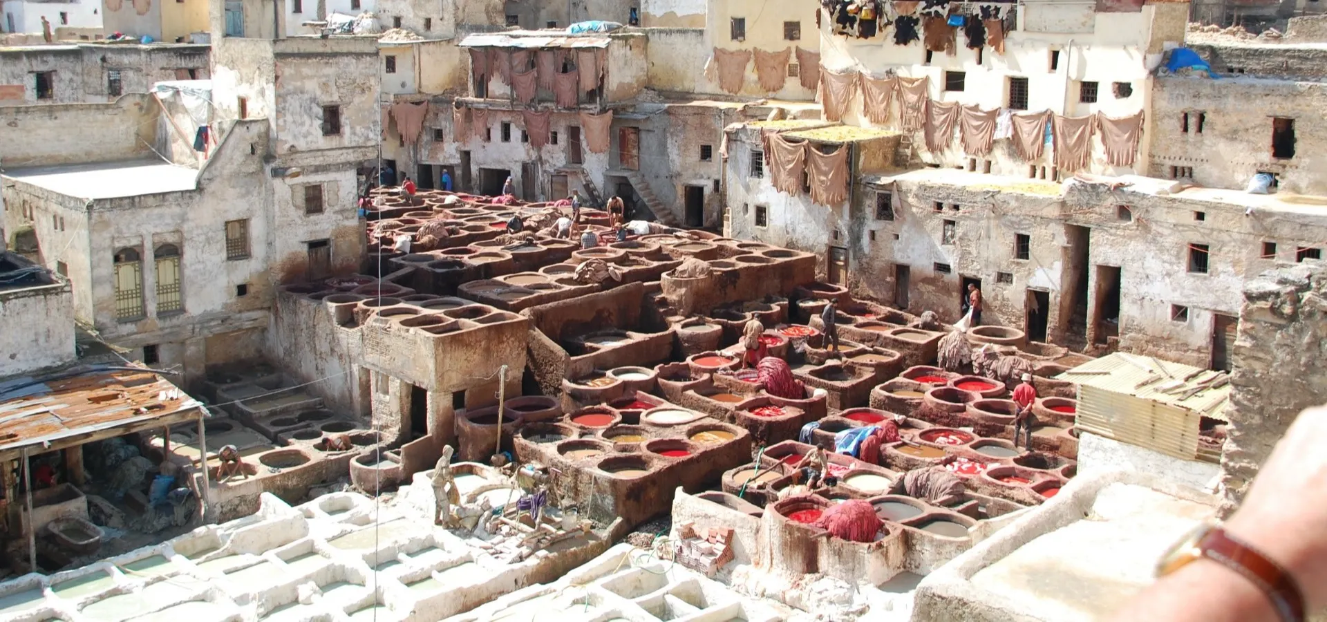 Leerlooierij in Fès vanaf een dakterras gezien, Marokko