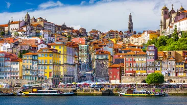 De prachtige, gekleurde huizen aan de kade van Porto