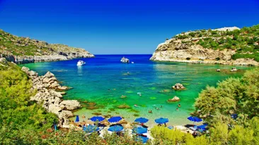 Turquoise water bij strand Rhodos, Griekenland