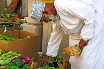 Omani Man Koopt Groenten, Nizwa Oman