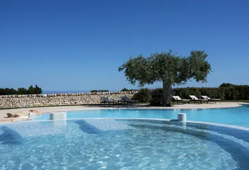 Borgobianco zwembad met olijfboom