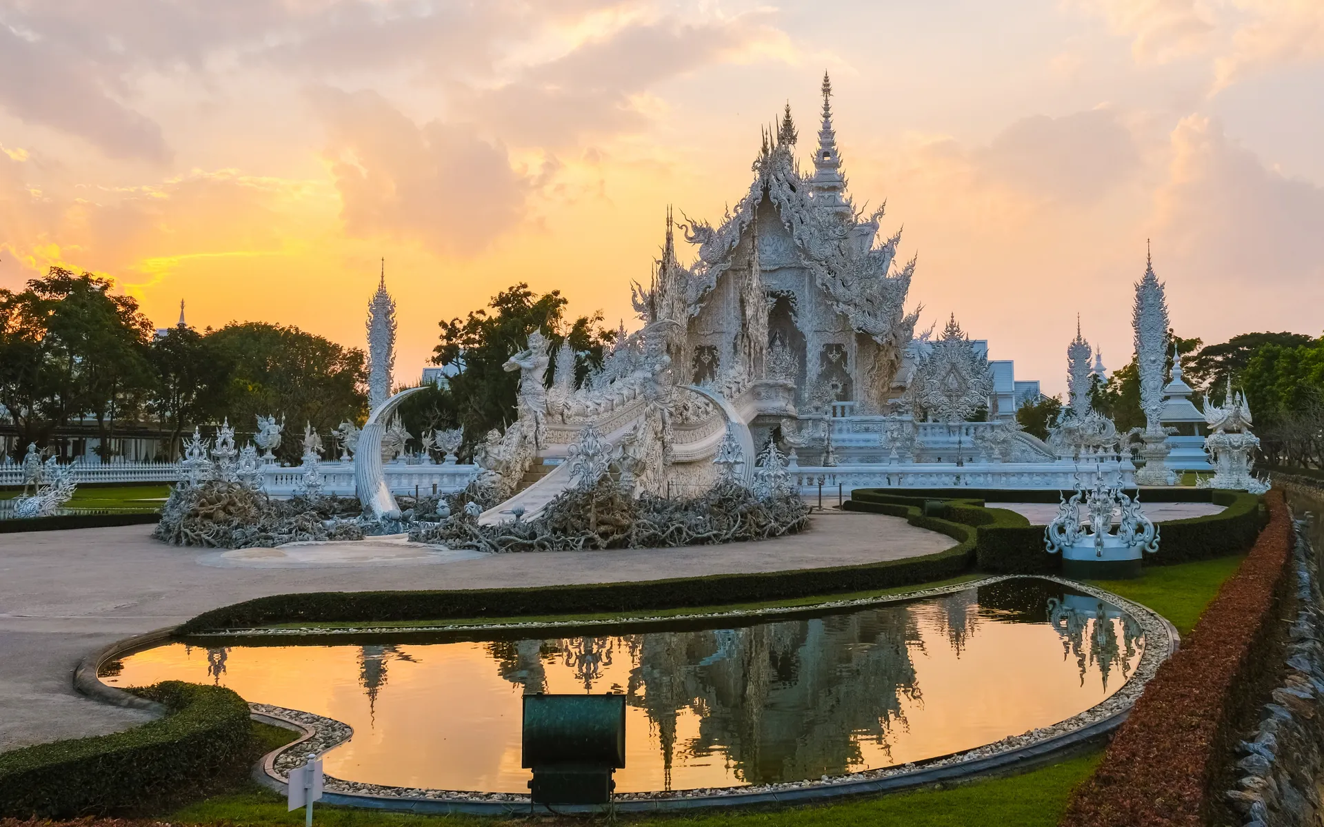 &Olives_Thailand_Wat Rong Khun 