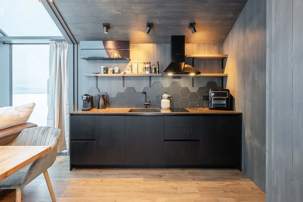 &Olives-Noorwegen-Æra-camp Nord-glass lodge-kitchen1