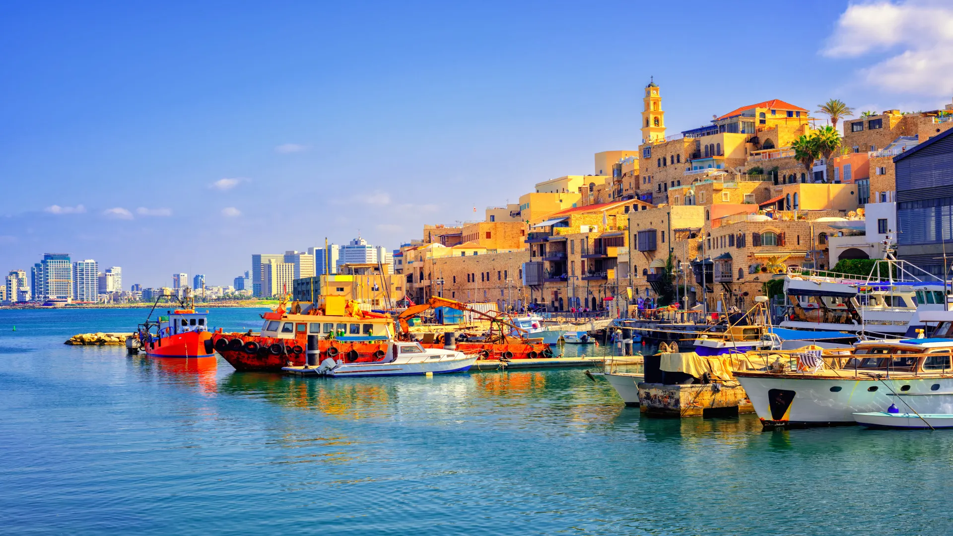 Oude stad en haven van Jaffa met de moderne skyline van Tel Aviv erachter, Israël
