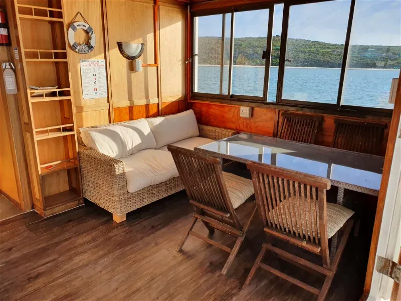 &Olives-Zuid-Afrika-Kraalbaai house boat-main bedroom1