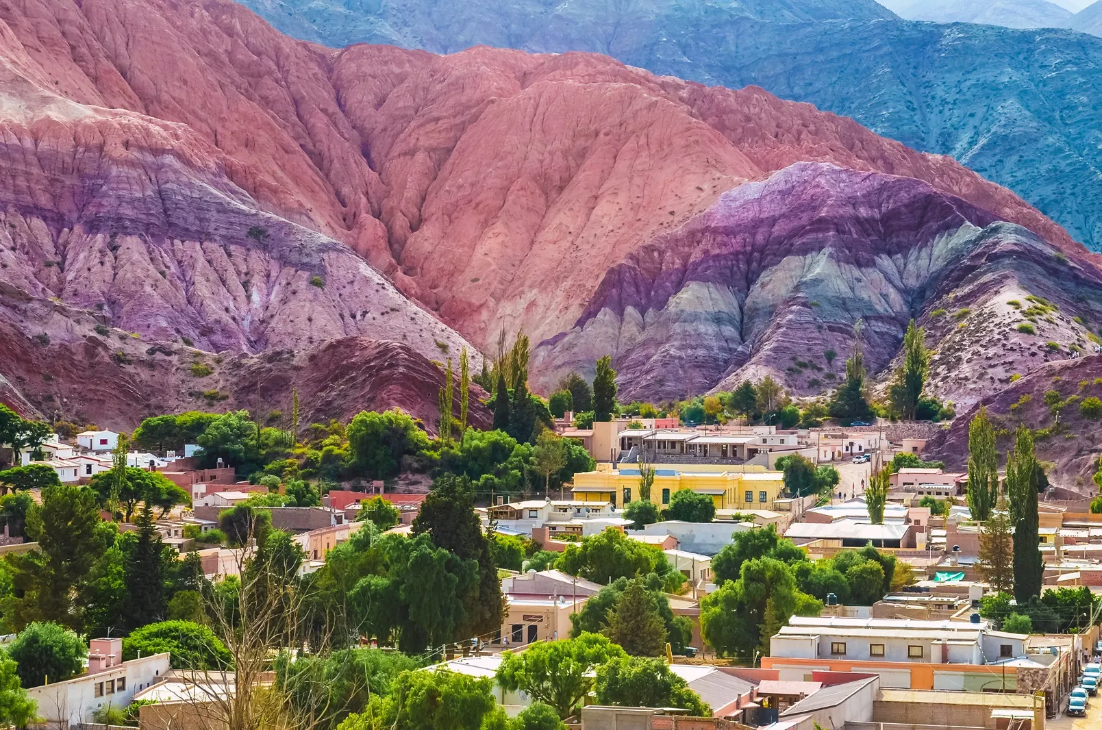 &Olives_Argentinie_houses from the village of Purmamarca in Jujuy, Argentina. Landscape with colored mountains and hills