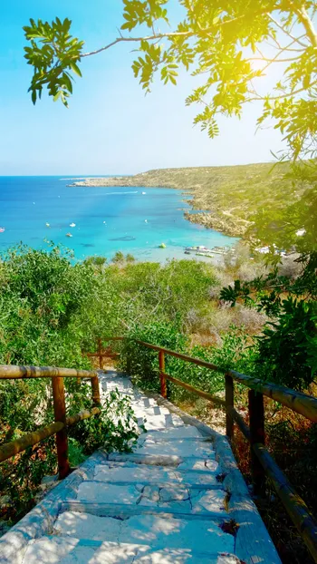 Zonvakantie, trap naar het strand op Cyprus