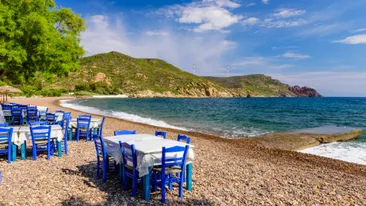 Traditionele Griekse taverne op Lambi beach, Patmos eiland, Dodecanese, Griekenland