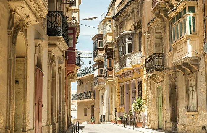 Straat met traditionele balkons, Valletta, Malta