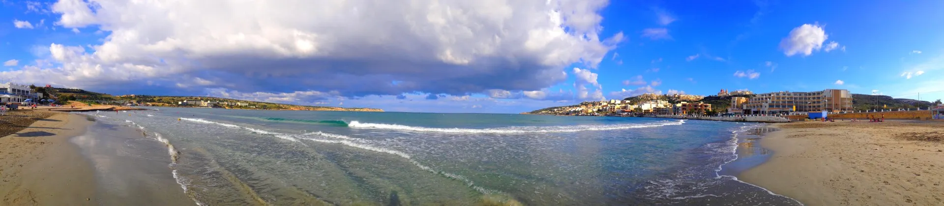 Zee bij Mellieha Bay/Ghadira Bay met stadje op de achtergrond, Mellieha, Malta