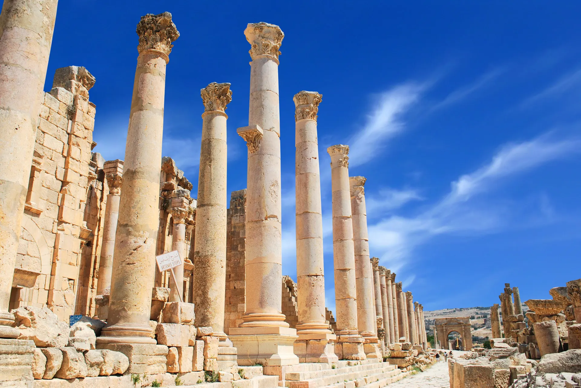 Pilaren langs oude straat in Jerash, Jordanië 