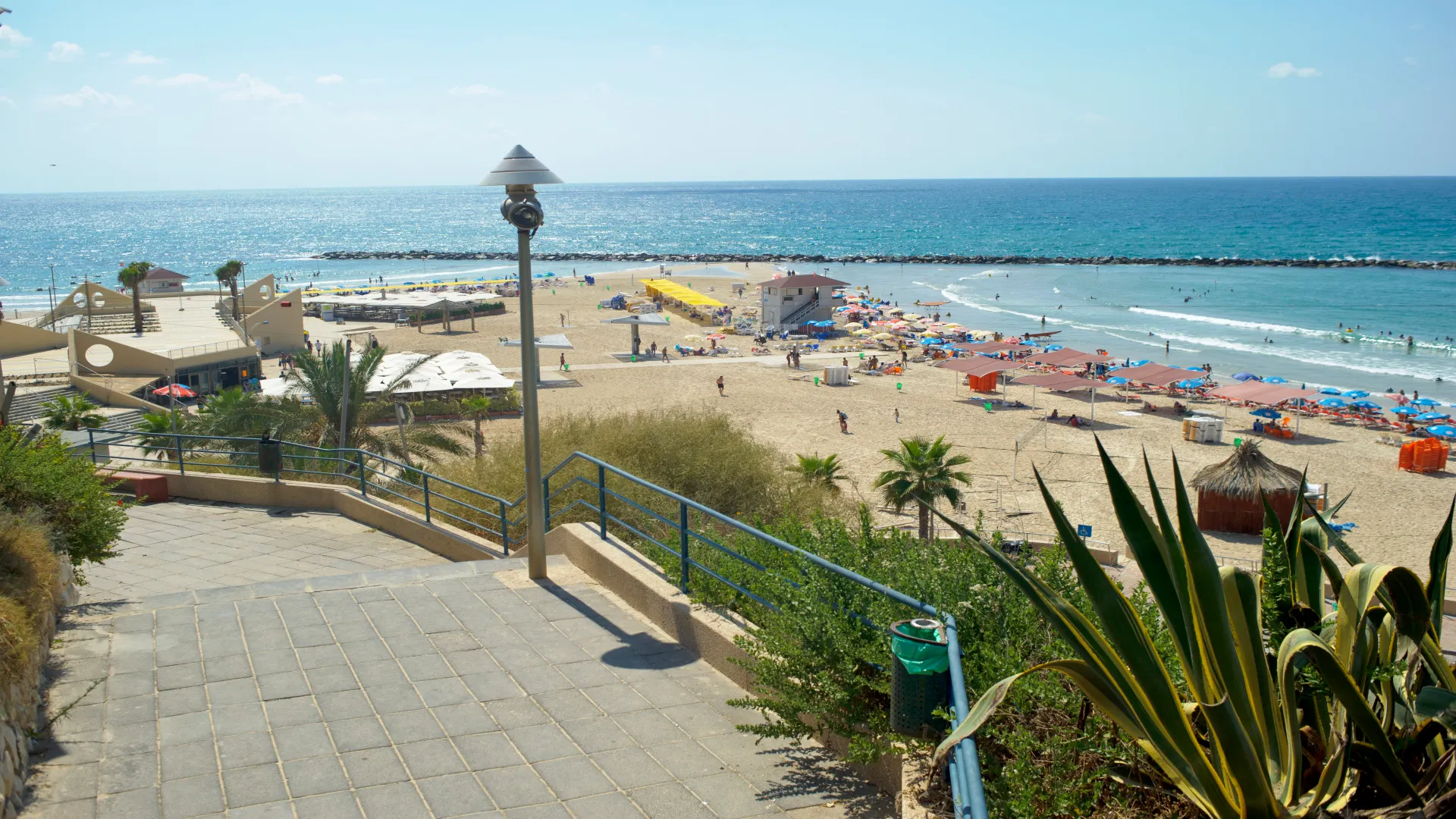 Trappen naar het strand bij Netanya, Israël