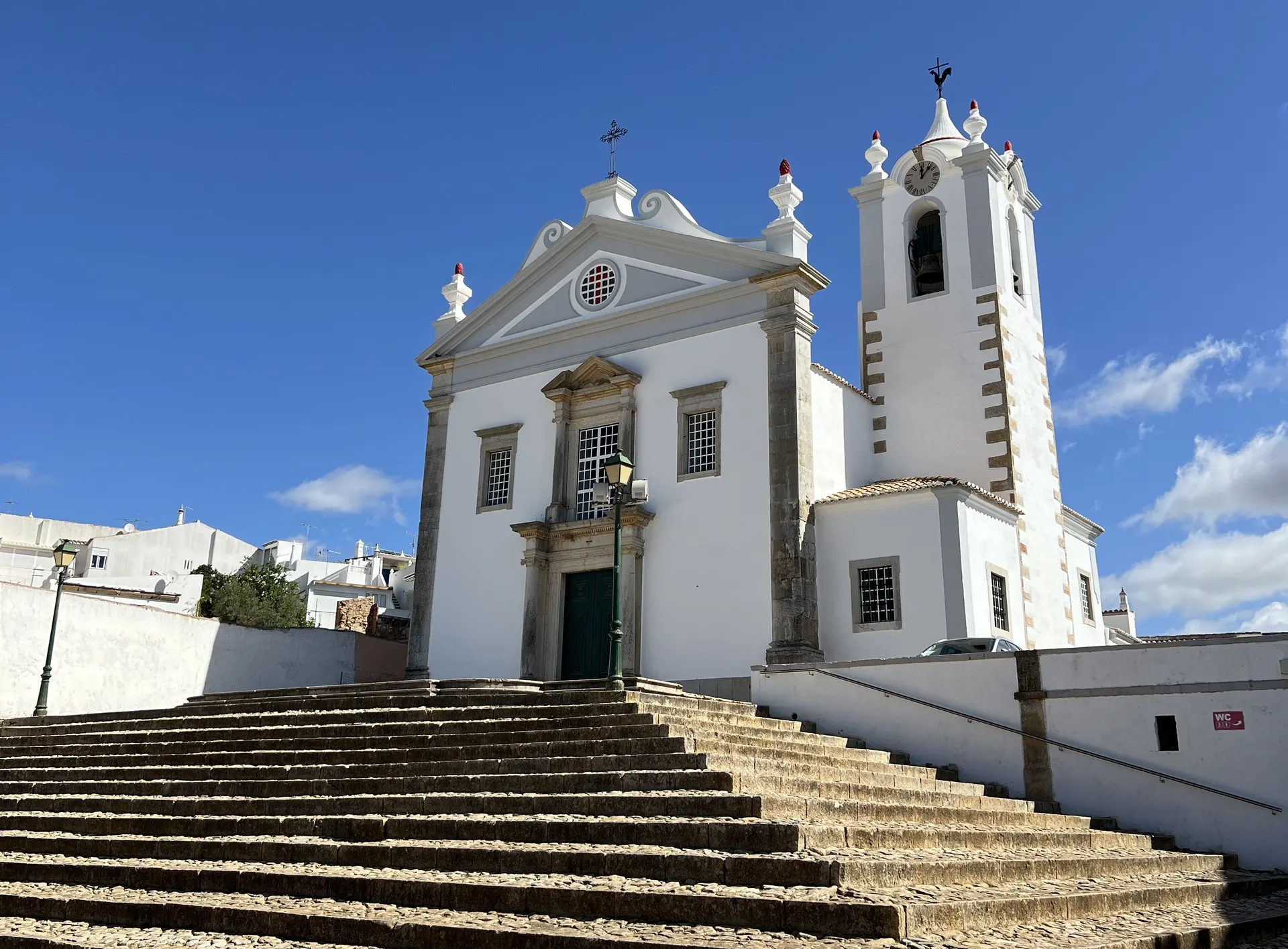 Igreja Matriz, de grote kerk aan het plein in Estoi, Algarve, Portugal