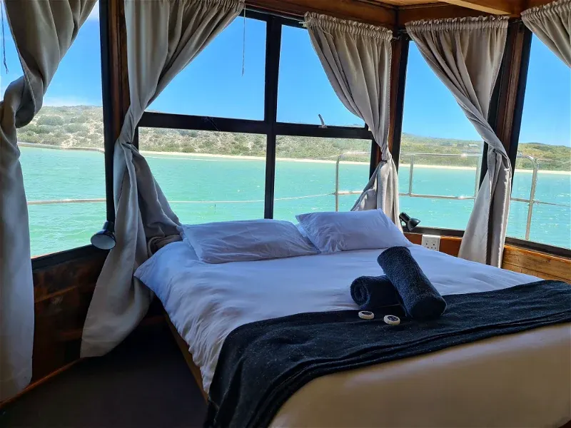 &Olives-Zuid-Afrika-Kraalbaai house boat-main bedroom