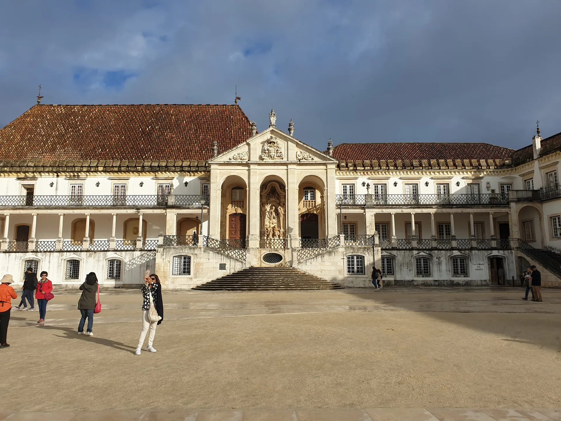 Het plein voor de universiteit van Coimbra