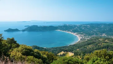 Corfu, Griekenland, blauwe zee en groene heuvels