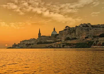 Kust Valletta zonsondergang oranje gloed, Malta